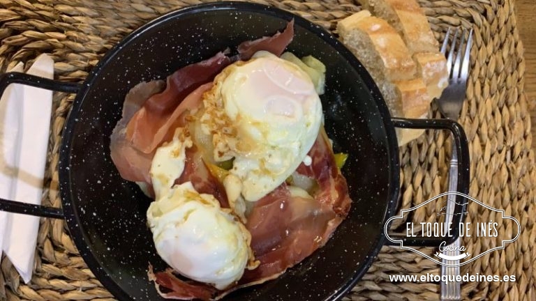 Huevos rotos con patatas y jamón