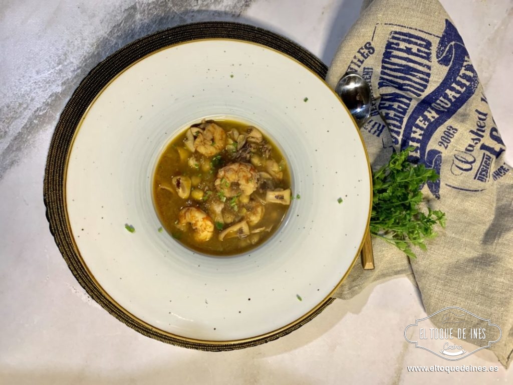 Garbanzos con chipirones y langostinos