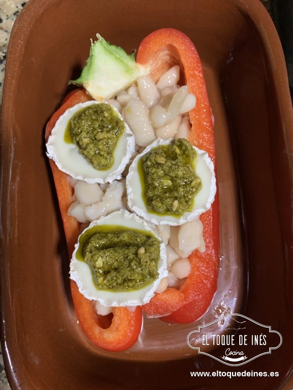 Por encima echamos como 2 cucharaditas de salsa pesto.