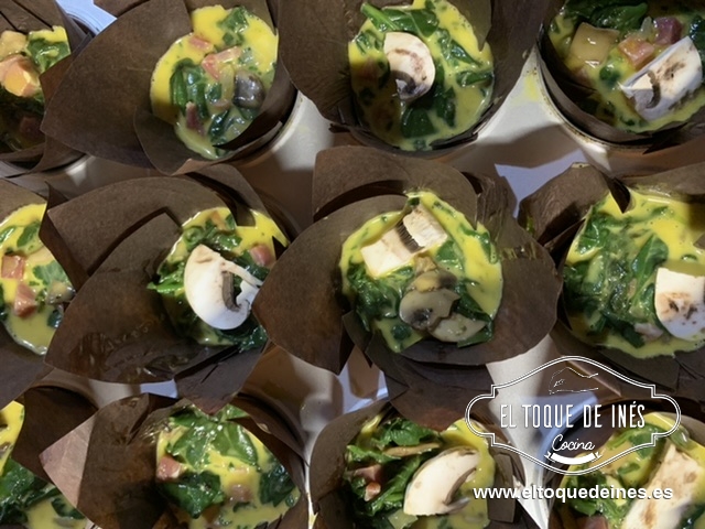 Mezclamos bien y repartimos en moldes de Muffins o de magdalenas.