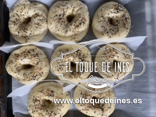 Espolvoreamos las semillas por encima .