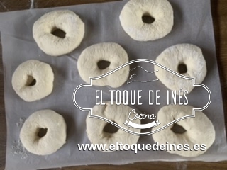 Le hacemos un agujero y lo abrimos para que luego en el horno no se cierre de todo.