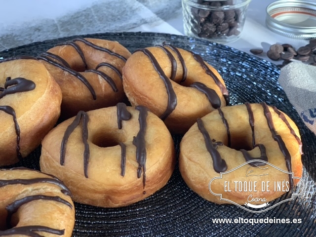 Podemos pasarlos por azúcar o fundir un poco de chocolate y decorarlos.