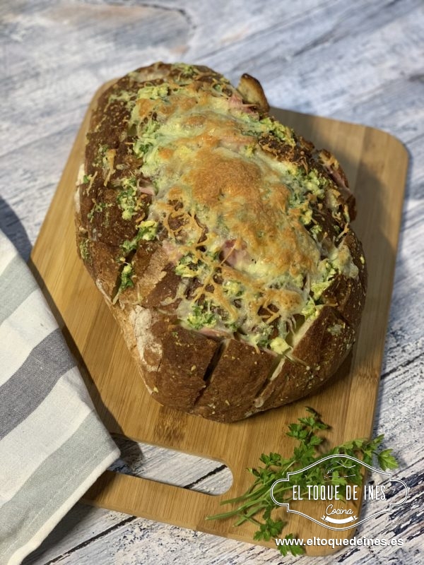 Pan relleno de mozzarella con ajo y perejil