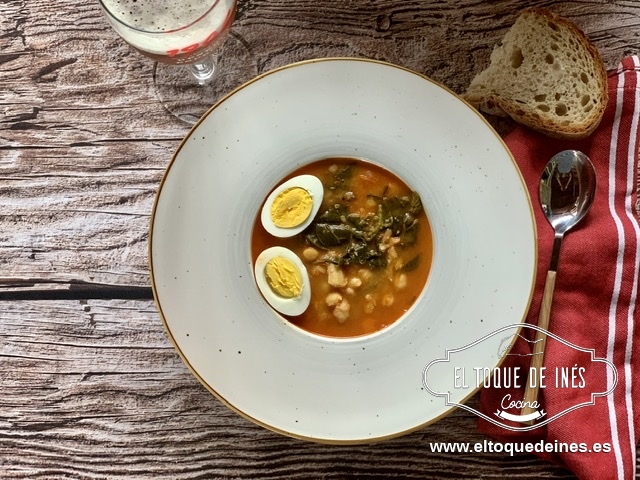 Ya solo queda que decoremos con unos huevos cocidos.