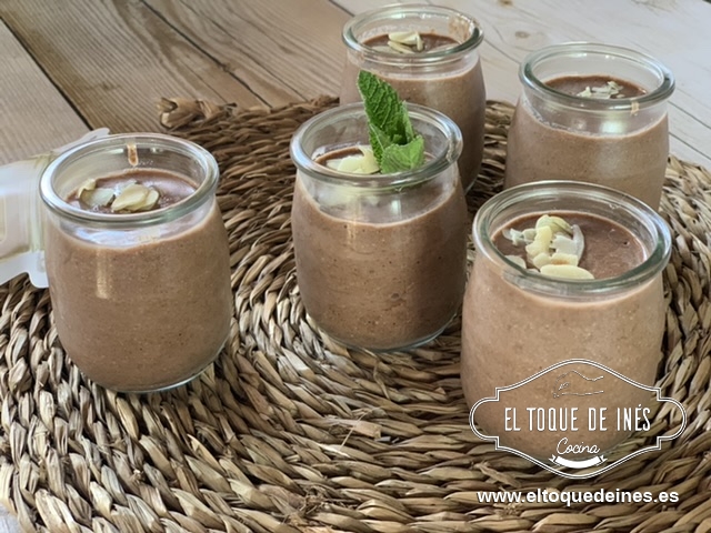 Servimos con almendras laminadas o frutos secos que más os gusten. 