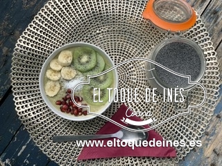 Colocamos rodajas de kiwi, de plátano, un poco de coco rallado, unos granos de granada y unas pocas semillas de amapola.
