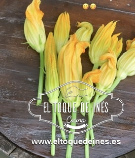 Lo primero que hacemos es lavar las flores del calabacín y el resto de verduras.