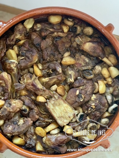 Mientras pelais patatas, las cortáis en cuarterones o redondas y las freís un poco solamente para que cojan color dorado.