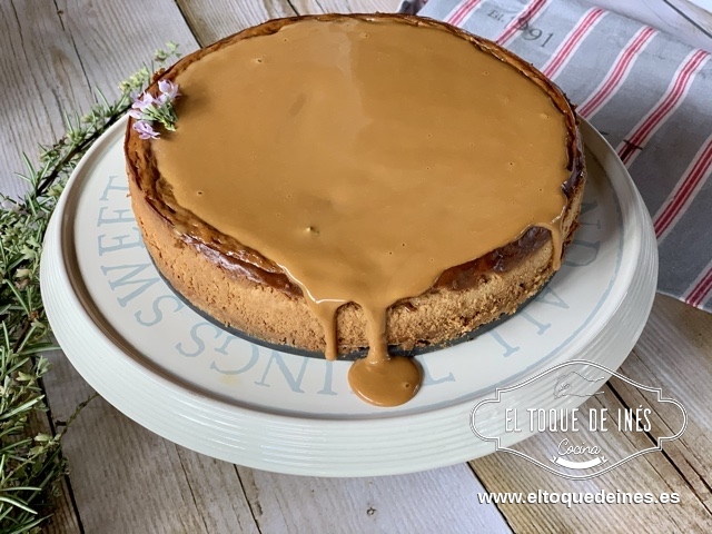 Pasado el tiempo preparamos la cobertura calentando a fuego medio el dulce de leche con la nata, hasta que quede una crema lisa (en thermomix 2 min/ 90º/ vel 2)
