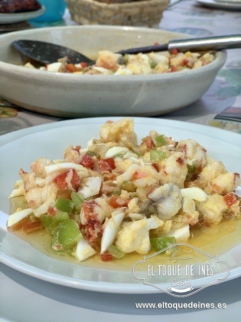 Dejamos enfriar en la nevera el salpicón una hora mínimo.