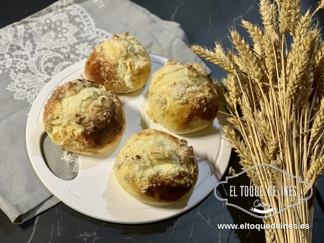 Metemos los bollos al horno unos 8-9 minutos a 220º con calor arriba y abajo.