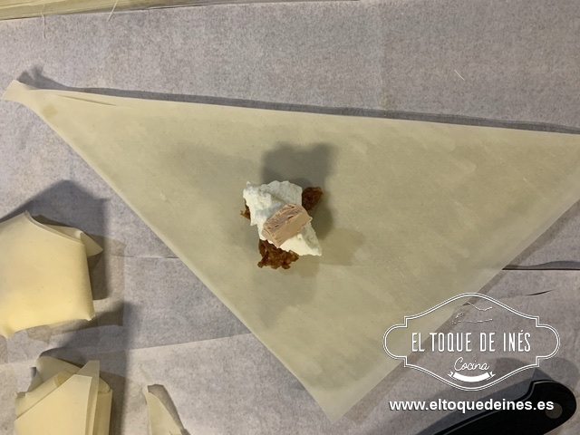 En medio del triángulo ponemos una cucharadita de requesón, unos trocitos de dátiles y 1/2 cucharadita de foie.