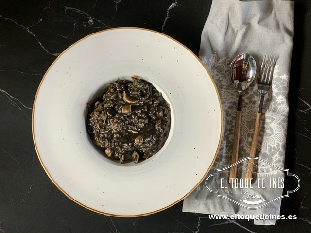 Arroz negro con choquitos de la ría