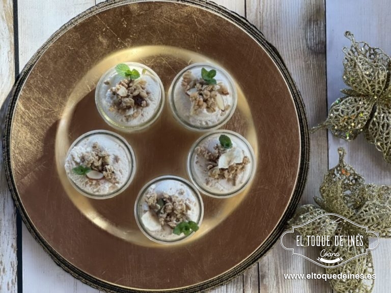 Decoramos com un poco de muesli, de granola, de frutos secos... lo que más nos guste.