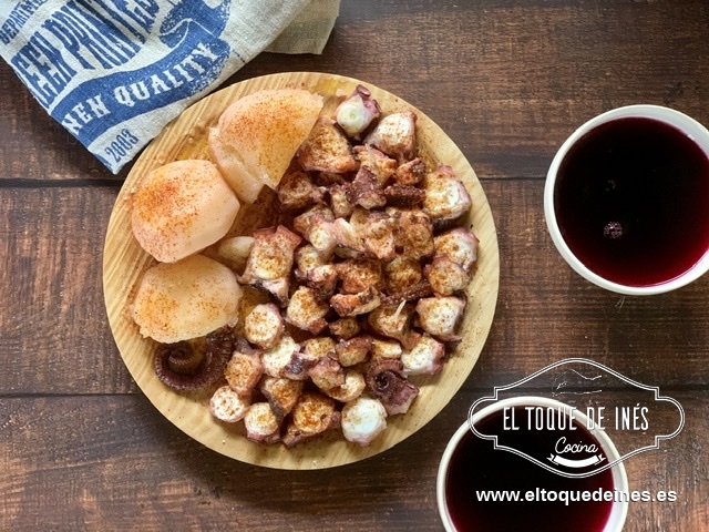 Podemos acompañarlo de unas patatas cocidas (que aquí llamamos cachelos).