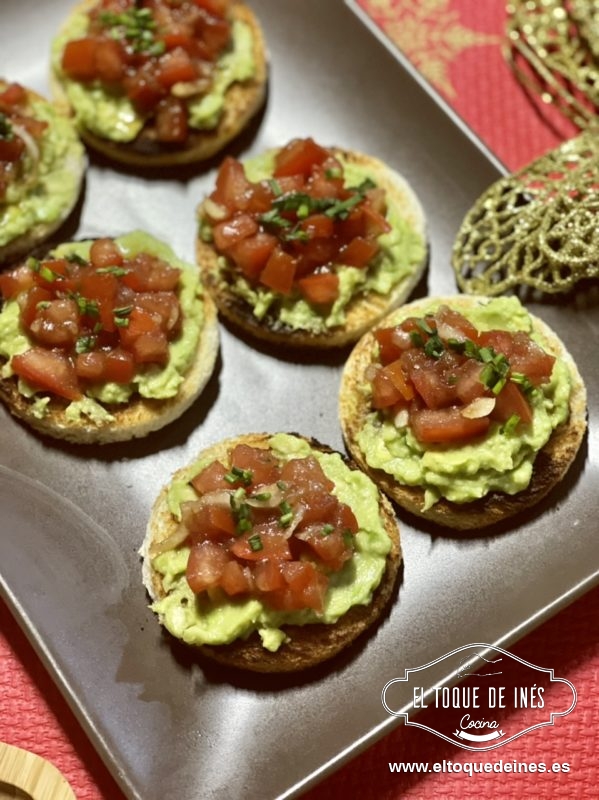 Montamos la tosta: untamos bien con el aguacate triturado, encima la mezcla de tomate y decoramos con cebollino picado.