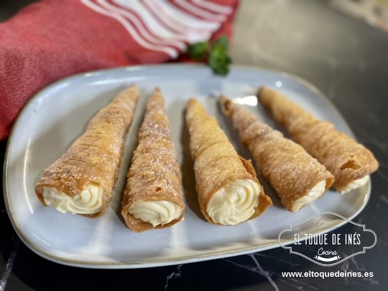 Ya solo queda meter la crema en una manga pastelera con la boquilla que queráis y rellenar las cañas que vamos a consumir.