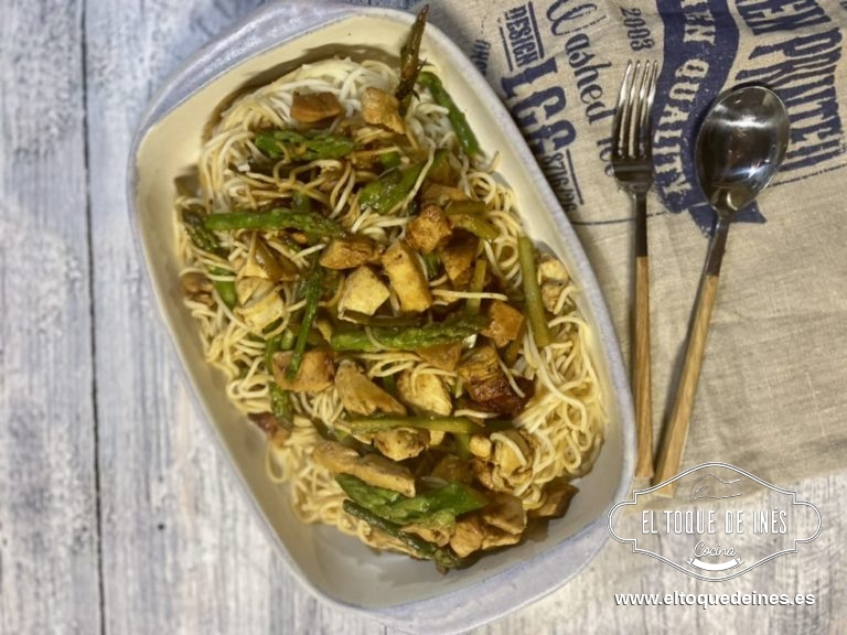 Incorporamos los noodles en la sartén y salteamos un minuto para que coja todos los sabores.