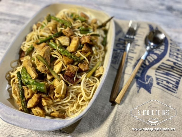 Noodles con espárragos y pollo