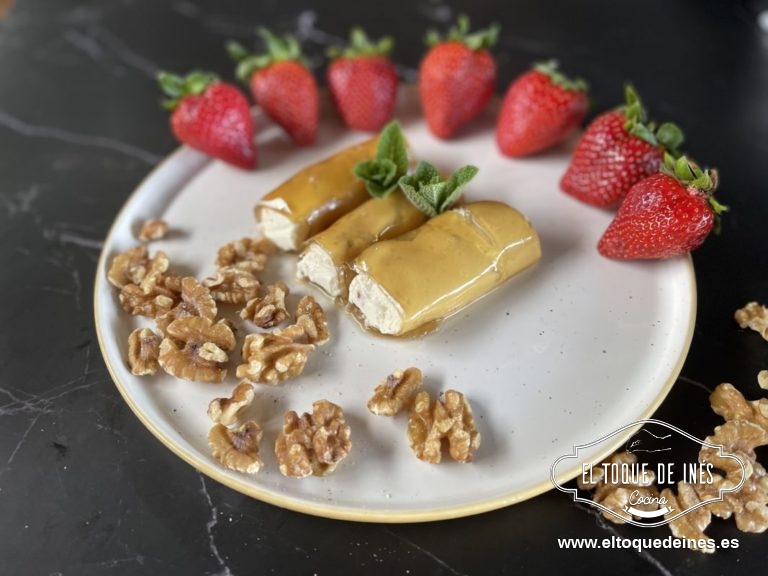 Colocamos sobre un plato y decoramos con nueces, con unas hojitas de menta, fresas o la fruta que más os guste.