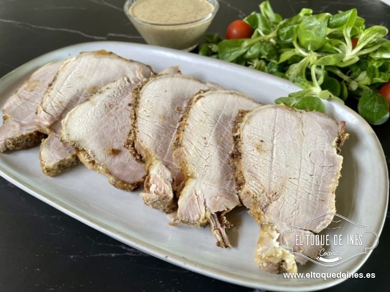 Fileteamos la pieza de lomo y solo nos queda disfrutarla junto la salsa; el acompañamiento lo elegís vosotros, una ensalada, patatas, arroz blanco…