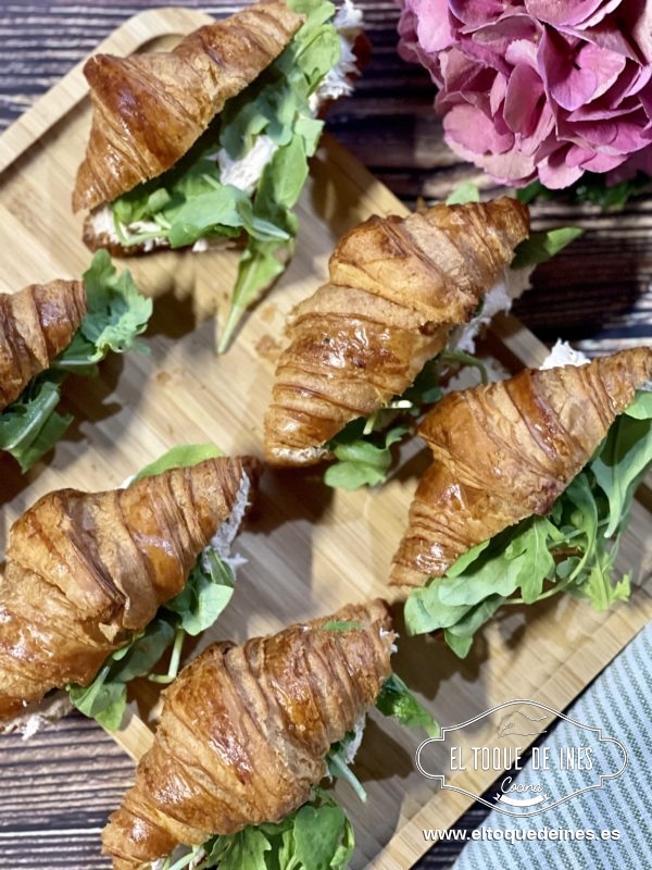 Si no os gusta la rúcula y os gustan los calabacines podéis hacer en la sartén unas cuantas rodajas finitas de calabacín , dorarlas un poco y meter en el croissants.