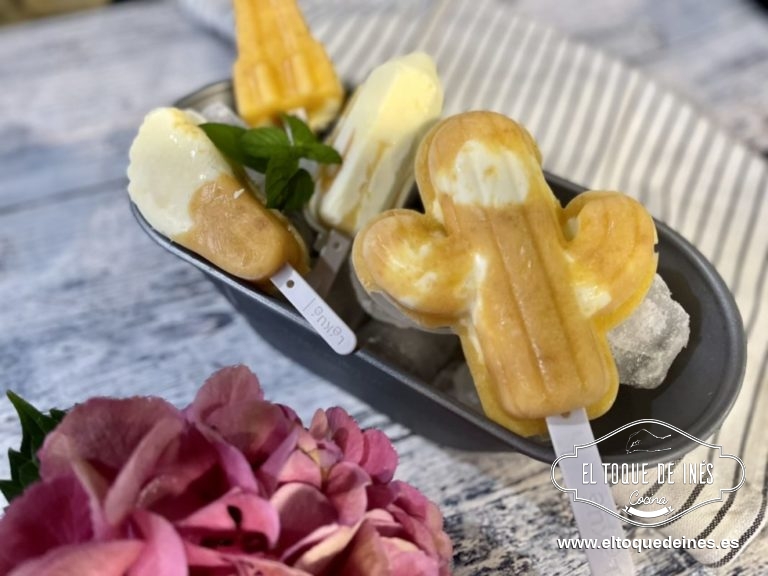 Una vez rellenados los moldes guardamos en el congelador al menos 3 horas para que estén bien congelados.