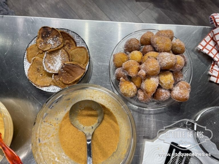 Las vamos retirando y dejamos que se enfríen antes de echar el azúcar glas.