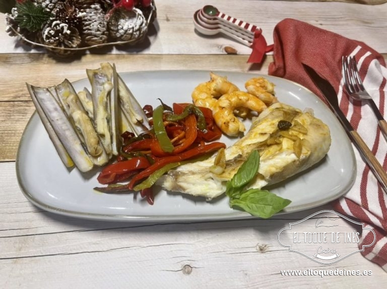 Y solo queda emplazar, sacamos las colas de rape  y las acompañamos de las verduras salteadas, las navajas y los langostinos.