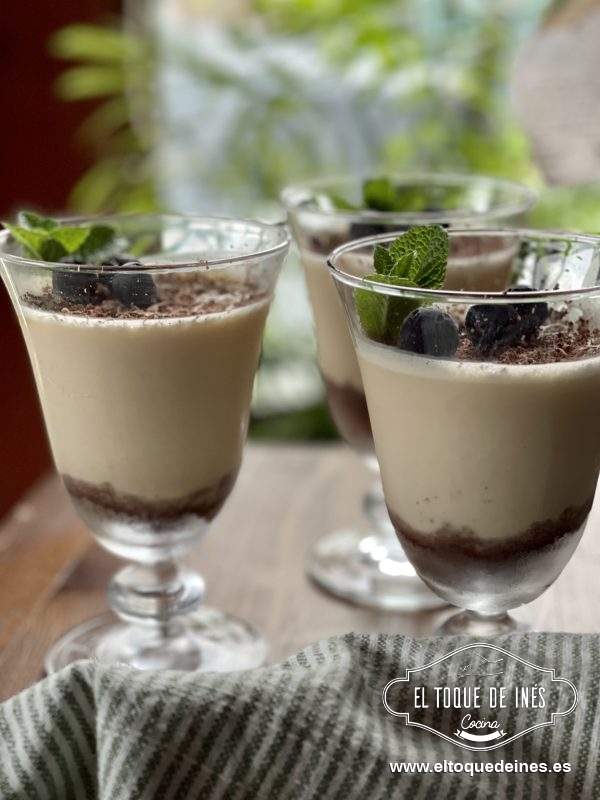 Una vez pasado el tiempo fallamos un poco de chocolate por encima, adórnanos con unos arándanos o unas frambuesas, unas hojitas de menta o lo que vosotros elijáis que más os guste. 