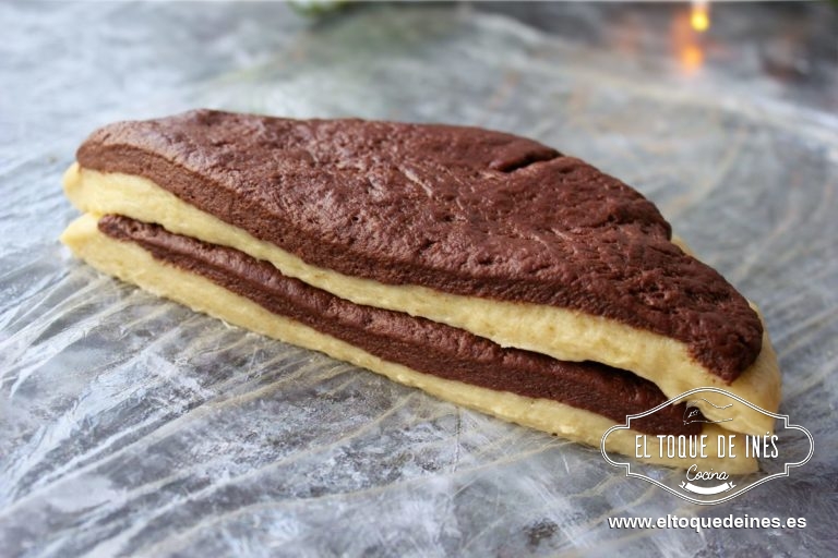 Las intercalamos y las ponemos de nuevo una encima de la otra. Volvemos a dividirlas y repetimos el proceso.