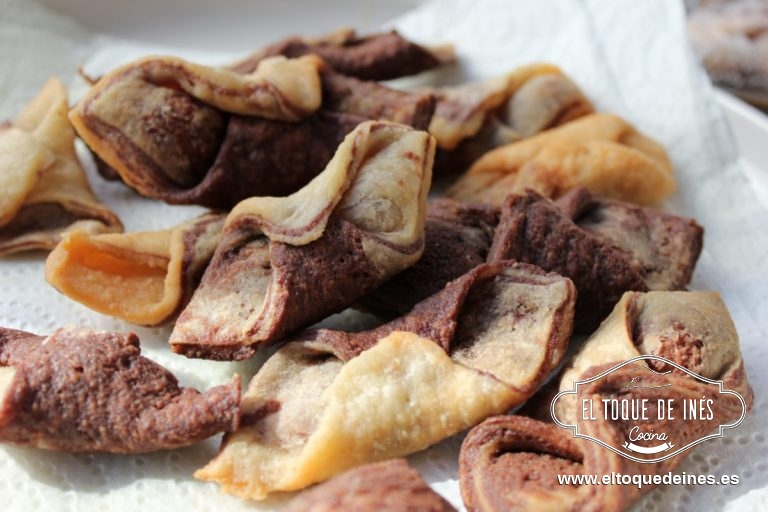 Calentamos el aceite de oliva virgen extra hasta alcanzar los 180 ℃ y vamos friendo los pestiños por tandas.