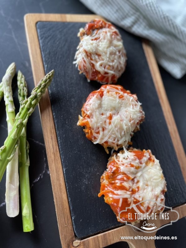 Quitamos del horno y acompañamos de patatas, arroz o como en mi caso de una rica ensalada .