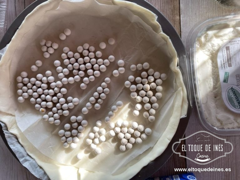 Colocamos encima peso para hornearlo y que no se suba (garbanzos por ejemplo).