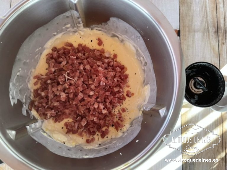 Batimos (en thermomix 30 seg/ vel 5), añadimos el jamón, mezclamos (en thermomix 20 seg/ vel 3) y salpimentamos a nuestro gusto.