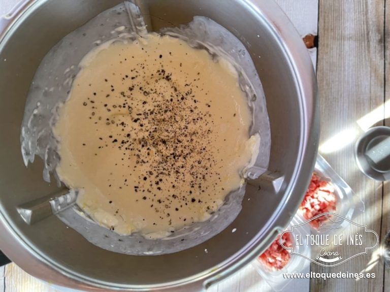 Preparamos el relleno echando los huevos junto con la nata y el requesón en un cuenco grande.