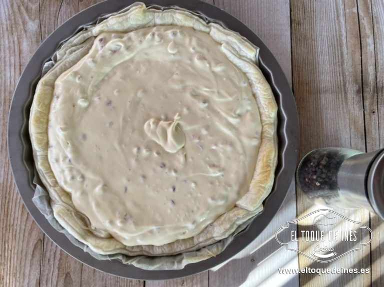 Vertemos sobre el interior del hojaldre.