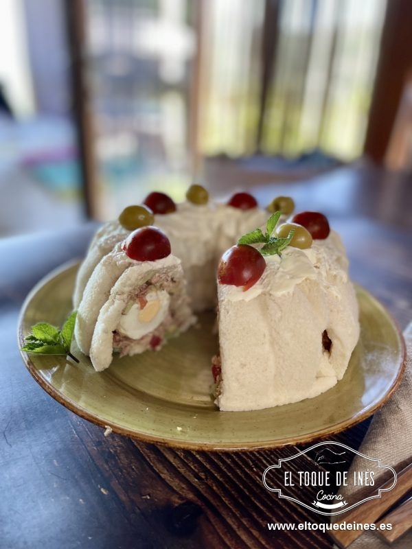 Llegado el momento de comer lo desmóldanos dándole la vuelta, untamos un poquito de mayonesa (cantidad al gusto) y decoramos con cherry y aceitunas.