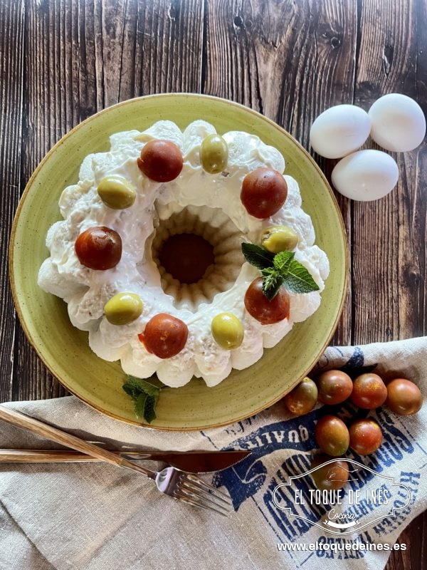 Pastel de atún con tomate, aguacate y huevo
