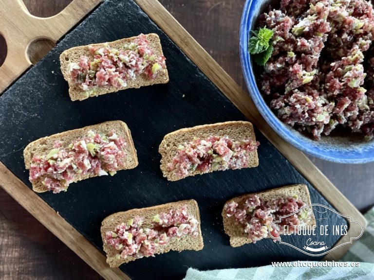 Listo para disfrutar este tartar de longaniza de payés sobre unas tostas, en unas canastillas de masa quebrada o en hojaldre… 