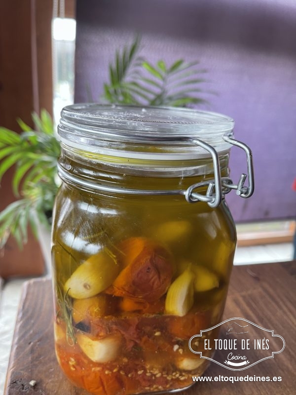 Los tomates y los ajos han de quedar cubiertos por el aceite, si no os llega el del cazo le echáis en el tarro directamente.