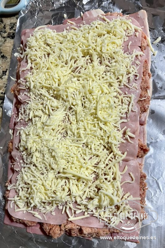 Posteriormente repartimos la mozzarella encima.