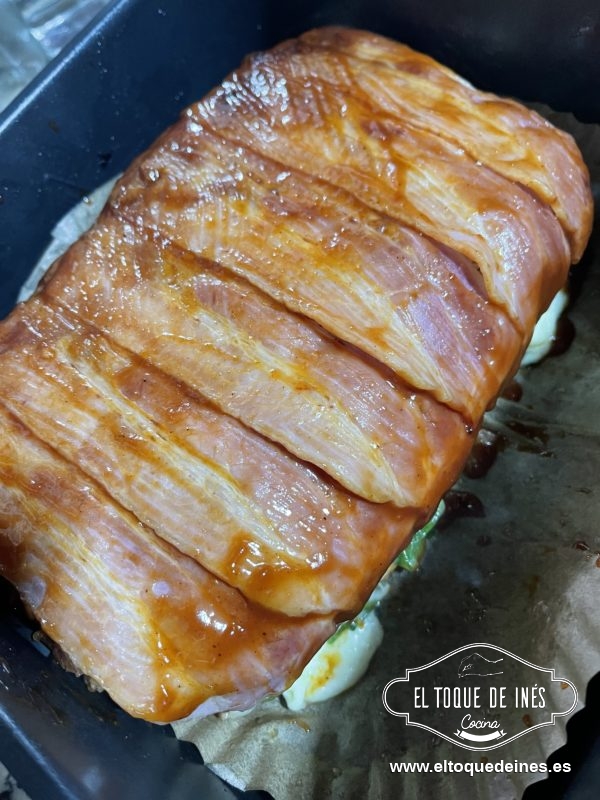 Finalizado el tiempo retiramos con cuidado el papel de aluminio y pintamos toda la superficie con salsa barbacoa.