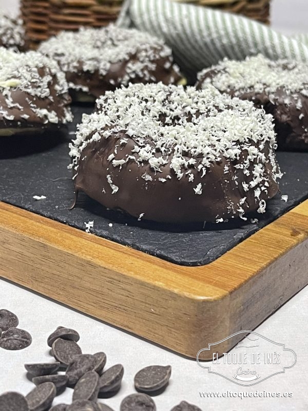 Dejamos enfriar sobre una rejilla , yo les rallé por encima un poco de chocolate blanco.