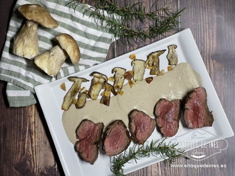 Solo queda emplatar, la crema de boletus, encima los medallones de solomillo (echamos un poco de sal Maldon por encima o gruesa) acompañando con los boletus al ajillo.