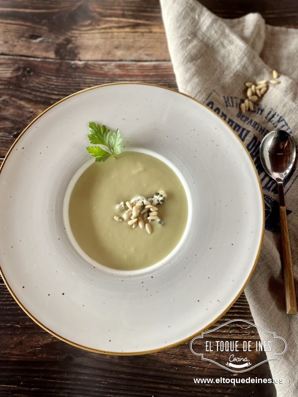 Emplatamos y decoramos con los piñones y unos trocitos de queso que tenemos reservado.