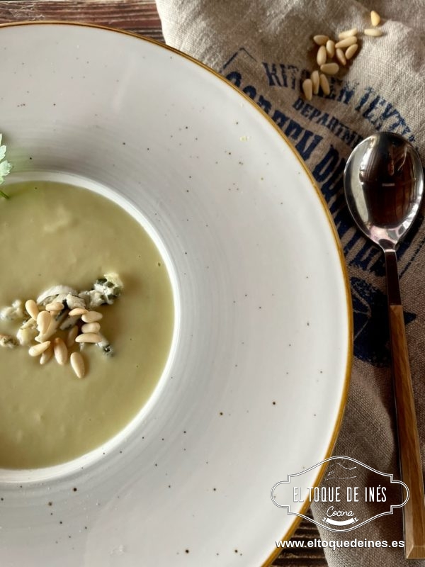 Trituramos todo y listo para emplatar decorando con unos pocos piñones (si preferís podéis tostarlos) y unas migas de queso gorgonzola.