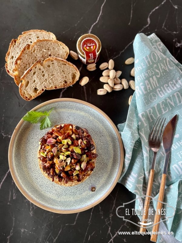 Queso camembert con frutos secos y miel