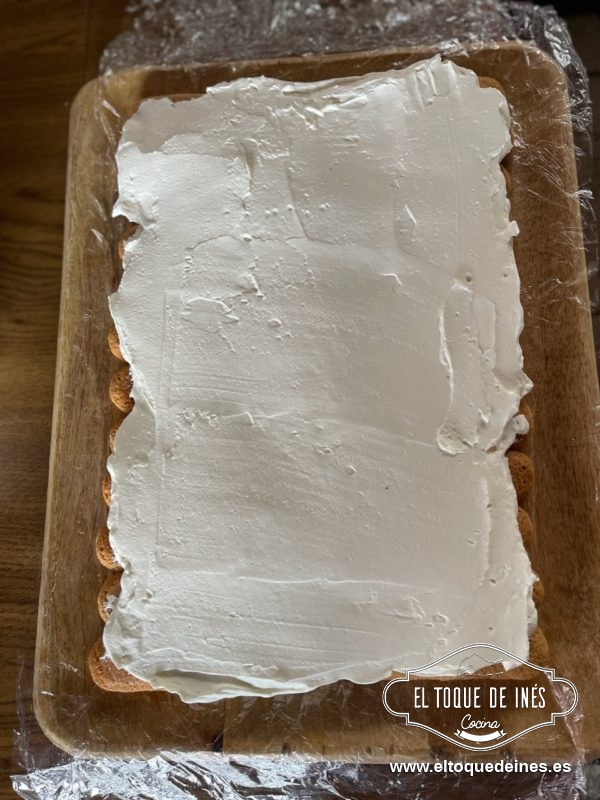 Montamos el mascarpone con la nata y el azúcar. Yo lo monté en la kitchenAid durante unos minutos, una vez que veís que hace surcos es que ya está montado, no os paséis de tiempo porque se os puede cortar.